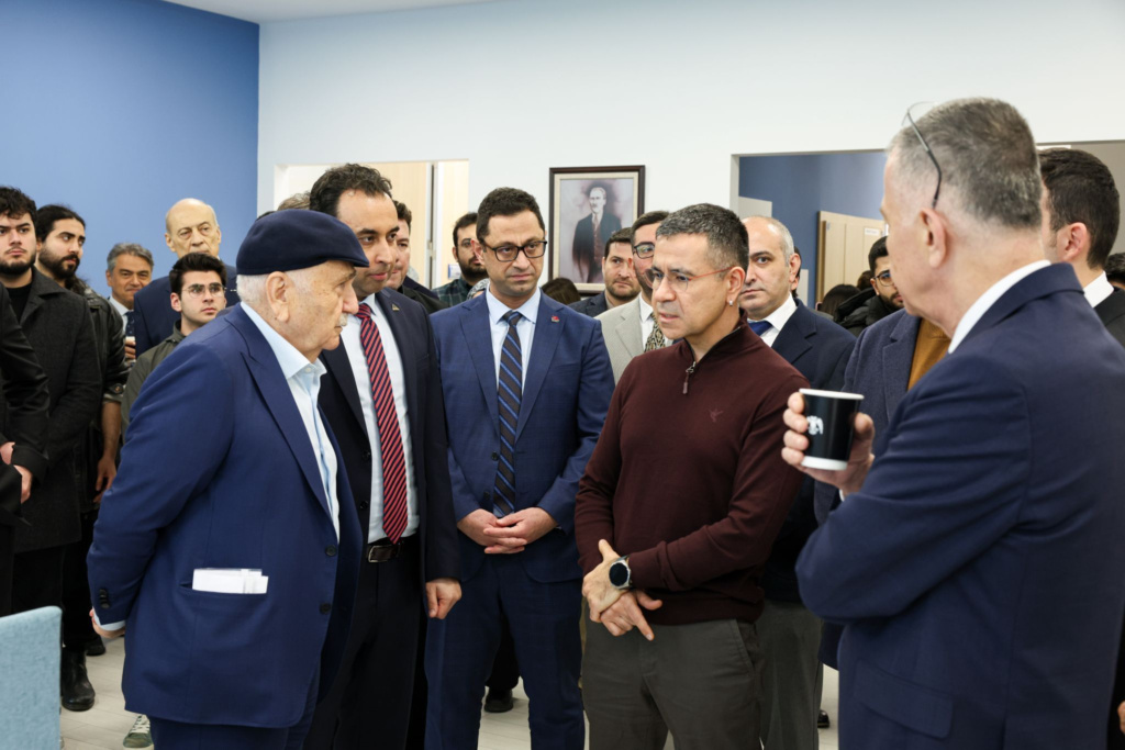 Açılış programı katılımcıları araştırma merkezini gezerken